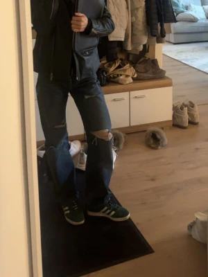 Blå jeans från Zara med hål & wide leg - Säljer dessa mörkblå jeans från Zara med hål. Använd fåtal gånger. Köpte dem för 379kr