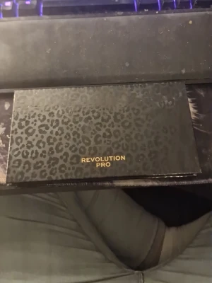 Revolution Pro ögonskuggspalett leopard - Snygg ögonskuggspalett från Revolution Pro med leopardmönstrat fodral. Paletten innehåller 18 olika nyanser i blått, guld, brunt, svart och koppar, både matta och skimrande färger. Perfekt för att skapa kreativa och färgstarka ögonlooks.