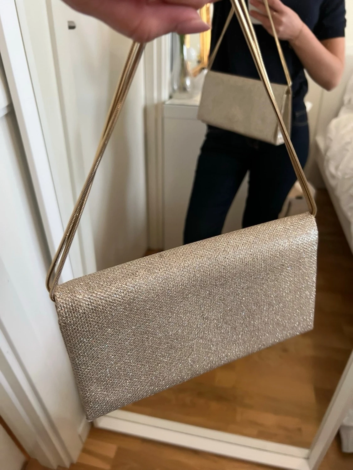 Glittrig guldig kuvertväska - 1