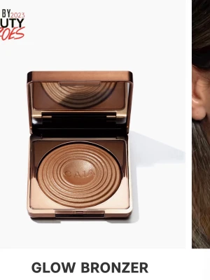 Glow Bronzer från CAIA - I färgen Gold Coast. Knappt använd men hör gärna av dig så fixar jag bilder på hur den ser ut och hur mycket som är kvar! Superfin bronzer och stor favorit från älskade Caia 💕💕