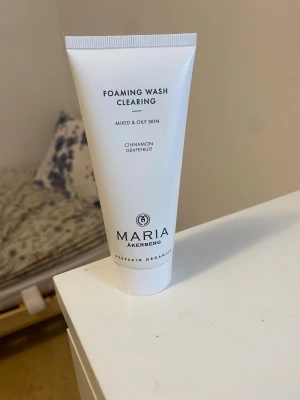 Foaming Wash Clearing Maria Åkerberg - Fräsch ansiktstvätt i vit tub från Maria Åkerberg, speciellt framtagen för blandad och oljig hud. Innehåller kanel och grapefrukt för en uppfriskande känsla. Tuben är i plast och har en enkel skruvkork. Perfekt för daglig rengöring.