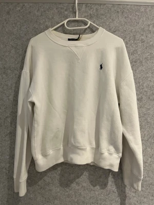 Polo Ralph Lauren Tröja  - Tjena, säljer denna jättefina tröjan från Polo Ralph Lauren  i storlek M och i vit färg. Jättesnygg som passar perfekt till allt. Skriv gärna vid intresse! Inga defekter.