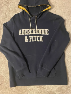 Abercrombie & Fitch hoodie  - Sjukt fet Abercrombie & Fitch hoodie I storlek S, men passar M-L. Skriv för frågor eller liknande 😊 