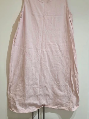 Ljusrosa ärmlös topp från bpc bonprix - Ljusrosa ärmlös topp från bpc bonprix collection, modell 'my basic'. Tillverkad i mjukt bomullstyg med rund halsringning och avslappnad passform. Perfekt för lager på lager eller sommarens varma dagar.