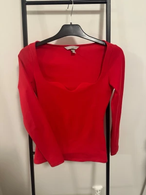 Långärmad topp med urringning  - topp från H&M