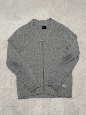 Peak performance kofta - Grå peak kofta / Nopprig på armbågarna, kan lösas med noppborttagare innan frakt/