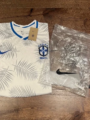 Vit Brasilien Nike fotbollströja - Säljer en snygg och klinisk Brasilien fotbollströja som passar perfekt vid aktivitet eller lika schysst i vardagen. Pris kan diskuteras vid en snabb affär!