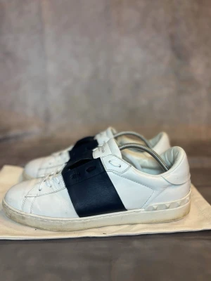 Valentino Opens | Storlek 44 - Valentino opens i storlek 44. Fint skick! Dustbagen följs med ⭐️Naturligtvis äkta. Frakt samma dag som vid köp