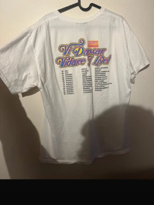 Hov1 T-shirt  - Vit t-shirt från Hov1 turnén! Storlek L, använd fåtal gånger! 