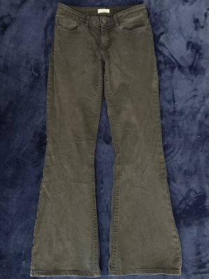 Svarta bootcut jeans - Knappt använda svarta jeans med utsvängda ben. Barnstorlek 164 (XS/S). 
