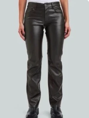 Läderbyxor BikBok - Säljer dessa jättefina läderbyxor från BikBok. Storlek 34, perfekt längd för mig som är 158cm lång, köptes för 400-500kr. De är fodrade inuti så de är jättesköna. Skicka meddelande för mer bilder 🤍