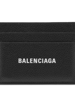 Svart kortfodral från Balenciaga - Minimalistiskt svart kortfodral från Balenciaga i präglat läder med vit logotyp framtill. Fodralet har flera kortfack och en stilren, tunn design som passar perfekt i fickan. Perfekt accessoar för dig som gillar exklusiva detaljer och modern stil.