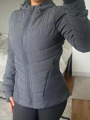 Gymshark Jacka  - Grå jacka från Gymshark, storlek XS. Kan användas både som träningsjacka och till vardags. Smått nopprig här och var. Övrigt bra skick <3