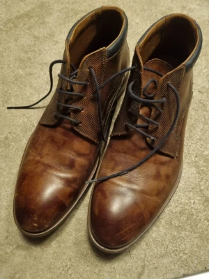 Bruna herrkängor - Bruna kängor från Lloyd med klassisk snörning. Inte mycket använda. Några små märke dock, därav priset. Storlek 8,5 vilket ska motsvara 42,5.