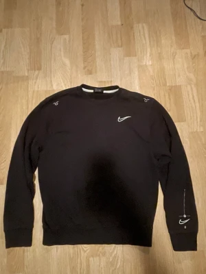 Svart tröja Nike - Svart tröja Nike. Har inga slitage eller liknande. Storleken säger XS men om du är S så kommer den att passa precis lika bra. Pris kan diskuteras. Skriv om ni vill ha mått.
