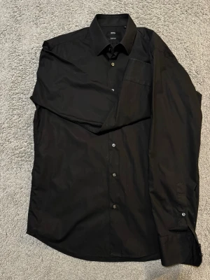 Svart Hugo boss skjorta - Svart Hugo boss skjora | storlek 40 | mycket bra skick | pris 299kr | hör av er vid minsta lilla fråga🤩|