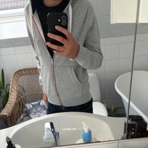 Pier one hoodie - Tja! Säljer en tvär fet zip hoodie. Sjukt bra passform o skönt material. 10/10 Skick. Hör av dig om du har någon fundering!