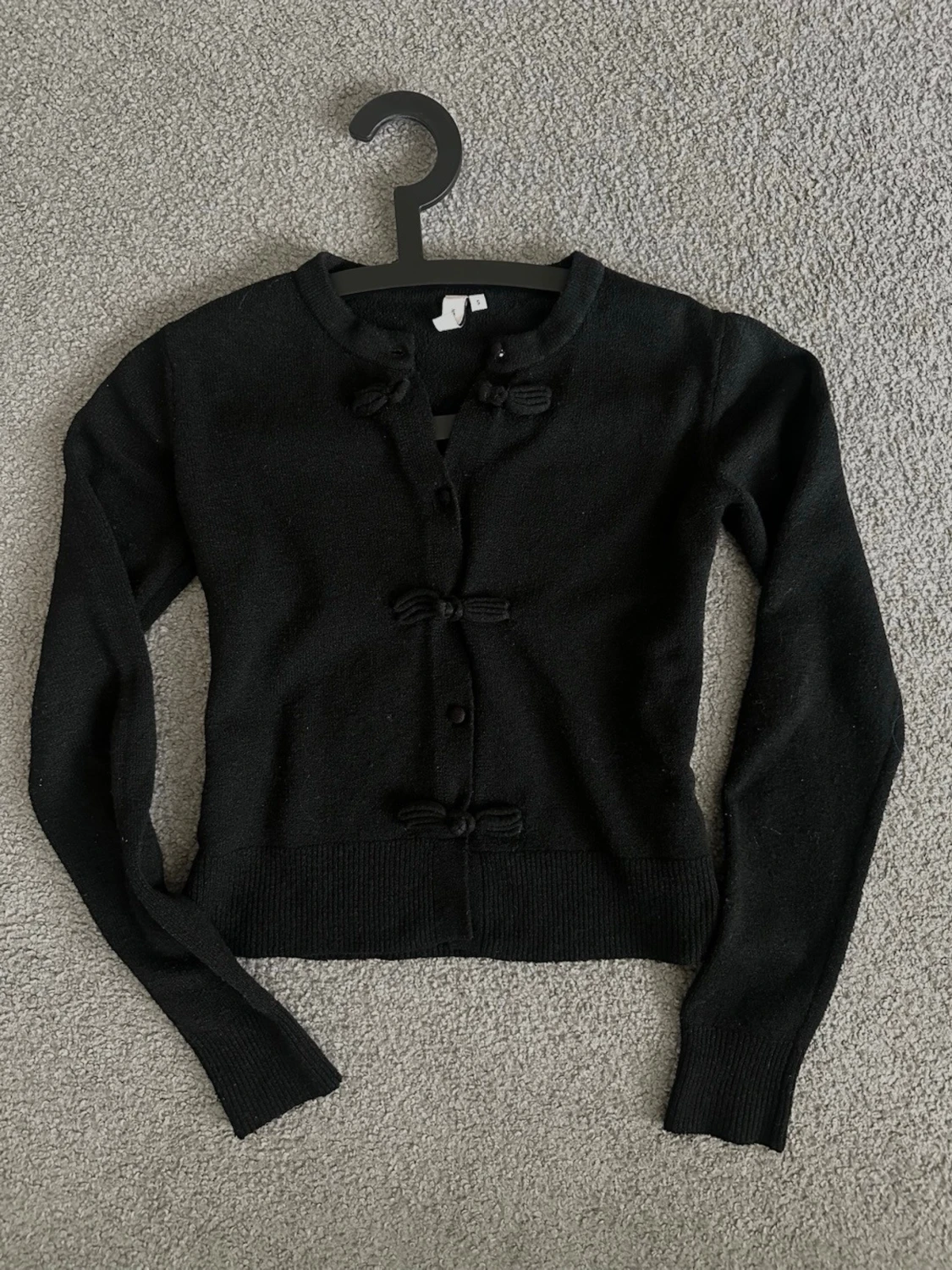 Svart kofta med knyt från Nelly