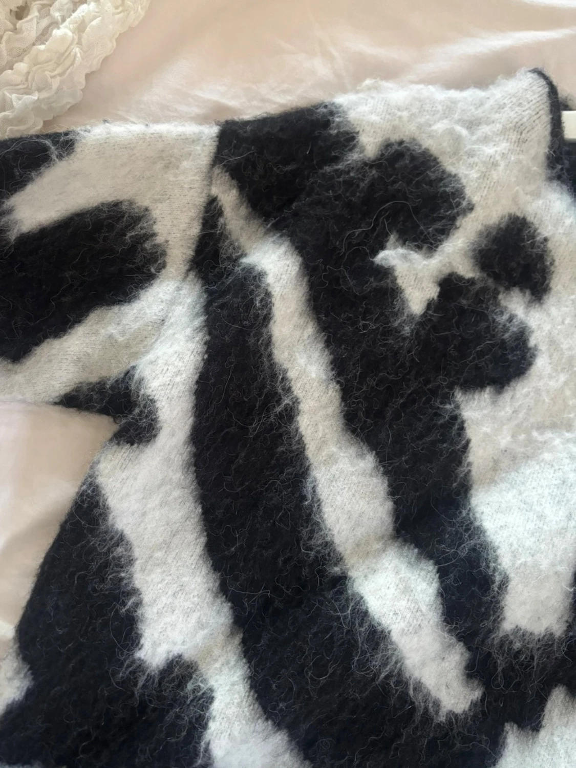 Stickad tröja med svartvitt mönster - 1