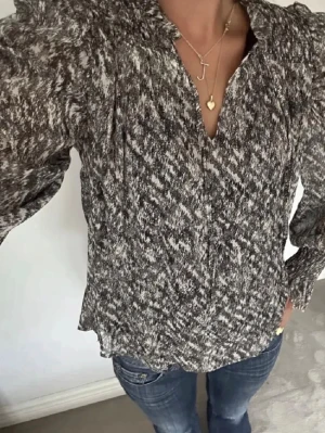 Unik blus - Säljer denna super fina blusen från Sofie Schnoor🤎Nästan aldrig använd, perfekt till vardags men även finare tillfälle 🌟