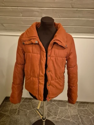 Pufferjacka  - Säljer en brunorange pufferjacka🐻🧡 Använd men fortfrande i fint skick. Det är bara att skriva om man har frågor!😊💖
