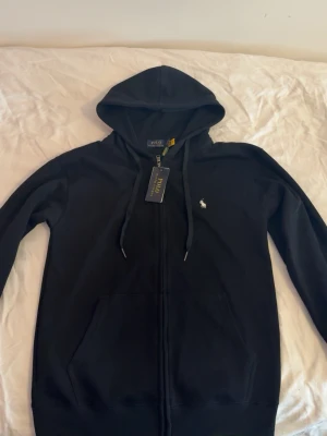 Ralph Lauren kofta - Säljer min Ralph Louren kofta som är helt oanvänd, säljer denna eftersom att den passa inte mig riktig storleken är mellan M och S. Skulle säga att säkra sidan är S om du är osäker skicka längd och vikt inga problem med kofta väldigt fin o skön.