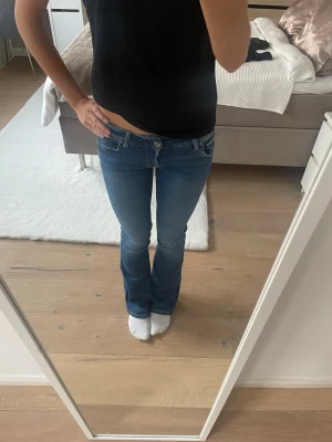 Blå bootcut jeans med låg midja - Säljer dessa så snygga jeansen från pepe jeans!! Passar XS/S, skriv via intressse, fler bilder mm