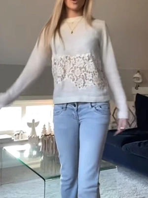 Vit Zara tröja med spetsdetalj - Säljer en vit långärmad tröja med snygg spetsdetalj från Zara! Tröjan har rund halsringning och är i ett mjukt material som känns skönt mot huden. Perfekt för dig som gillar en feminin och stilren look. Priset kan diskuteras💞 Skriv för fler bilder och de första två bilderna är ifrån min TikTok💞 Använd en gång.