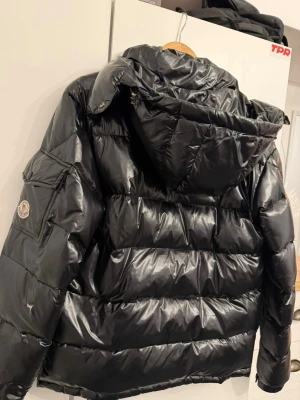 Moncler Maya - Säljer min svarta moncler Maya. Har använt den en vinter förra året. Den är fortfarande som helt ny. Helt bra skick. Bra kvalité kan diskutera pris hör av er storlek S men passar även XS