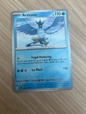 Pokémonkort Articuno 032/159 - Säljer ett Pokémonkort med Articuno, nummer 032/159 från serien. Kortet har blå bakgrund och visar Articuno med utbredda vingar. Text och effekter på engelska, HP 110. Perfekt för samlare eller Pokémonfans. Möts bara upp i Sollentuna 