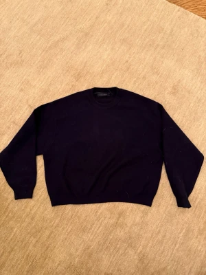 Mörkblå oversized tröja Zara - En enkel och stilren mörkblå tröja med rund hals och långa ärmar. Tröjan har en oversized passform och ribbade muddar vid ärmslut och nederkant. Perfekt för en avslappnad look.