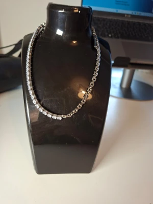 Silverfärgat halsband med klara stenar - Fler fina accessoarer finns på min profil 💍  More exquisite accessories on my profile listings.