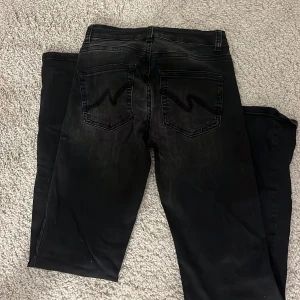 Svarta bootcut jeans från Nelly - Säljer mina svarta jeans från Nelly som endast kommit till användning ett fåtal gånger. I mycket gott skick!!!!