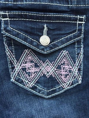 jeans från gina  - Jättefina jeans som inte kommer till användning, de har litet ”hål” nere vid benet pga att jag trampat på dom för dom varit lite för långa, men det är inget man lägger märke till! 