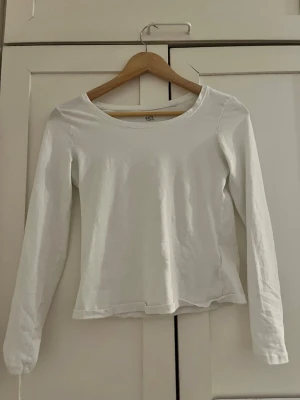 Vit tröja  - Vit tröja från lager 157, inte använd. OBS! Är lite genomskinlig