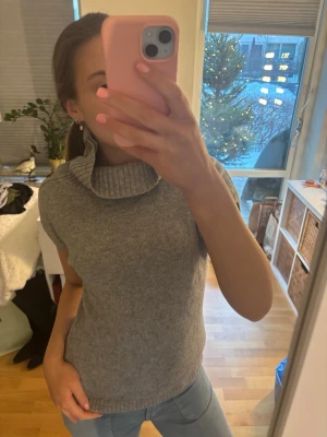 Stickad topp - Stickad topp med knappar på kragen, jättemysig och fin💕