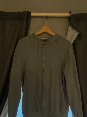 Grå zip hoodie från Sloan - Skön kashmir zip. Bra kvalitet och riktigt skön passform.
