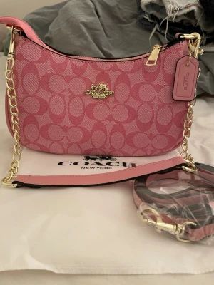 Rosa väska  - rosa väska (fejk coach)