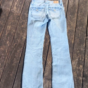 Ljusblå jeans med låg midja från Gina Tricot - Ljusblå jeans med låg midja och lite bootcut från Gina Tricot