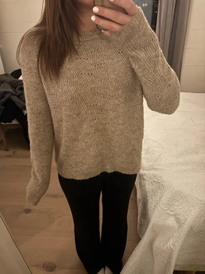 Beige stickad tröja från ONLY - Jättefin beige stickad tröja från ONLY med rund halsringning och avslappnad passform som jag säljer pga att den inte passar mig. Storlek s och använd fåtal gånger. 