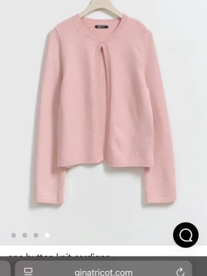 Ljusrosa kofta från Gina Tricot - Söt ljusrosa kofta från Gina Tricot med rund halsringning och en knapp framtill. Koftan är stickad i mjukt material och har långa ärmar samt ribbade kanter. 💞 i storlek M och köpte för 360 men säljer för 200💞💞💞💞endast använd en gång så i mkt bra skick 