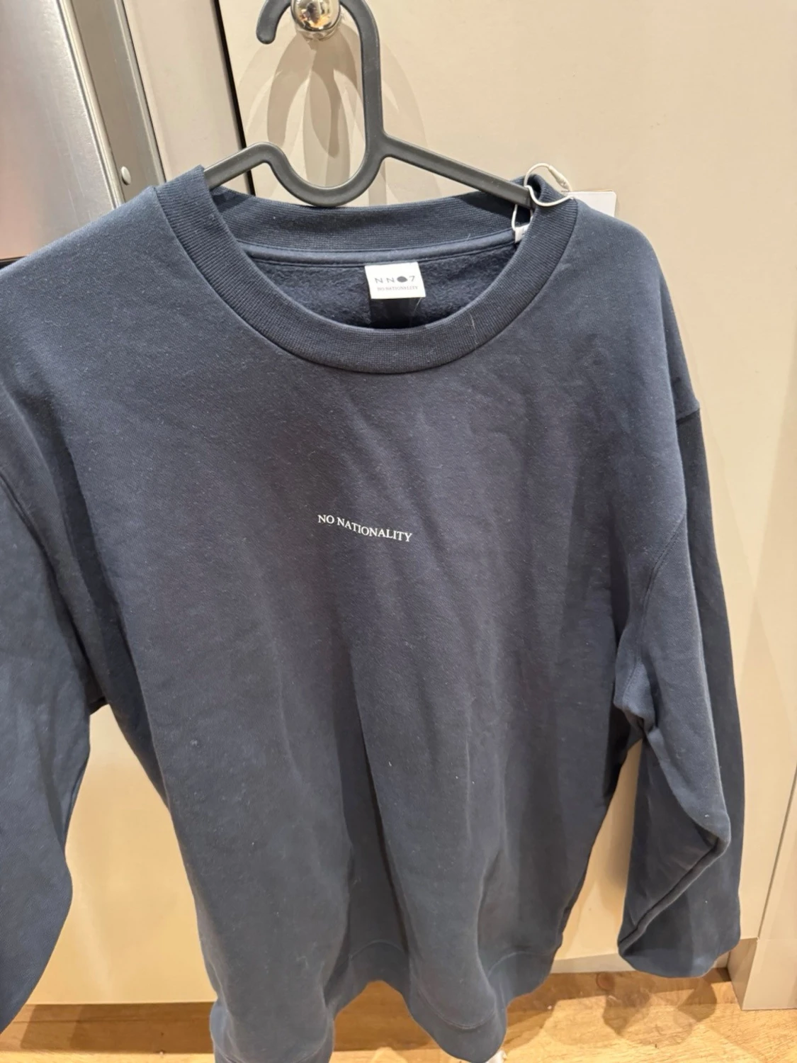 Mörkblå sweatshirt från No Nationality