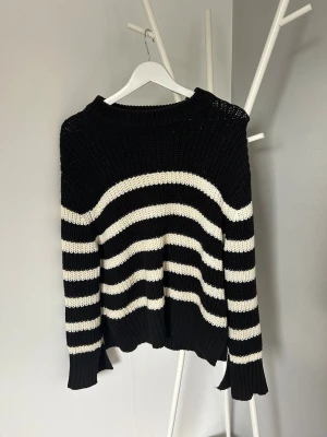 Randig stickad tröja  - Fin o mysig stickad tröja med slits i ärmarna. Fint skick och inte alls nopprig 🥰