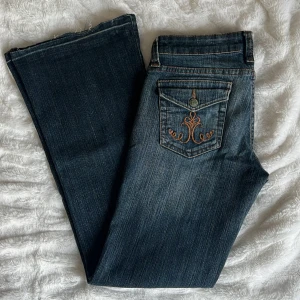 vintage low waist jeans - Mörkblå low waist bootcut/flare jeans. Innerbenslängd: 75cm, midjemått: 38cm tvärs över. Passar XS-S. Inga defekter, väldigt bra skick!