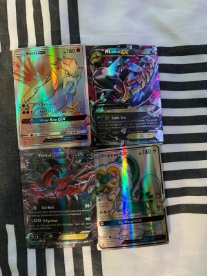 Pokémon GX och EX kort, holografiska - Samling med Pokémon GX och EX kort, alla holografiska. Inkluderar bland annat Entei GX, Mega Latios EX och Yveltal EX. Perfekt för samlare eller Pokémon-fans som vill utöka sin kortsamling. Pris diskuteras var för sig pågrund av prisskillnaderna på korten.