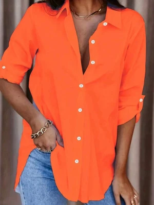 Orange skjorta med knappar - Stilren orange skjorta med klassisk krage och vita knappar framtill. Skjortan har lång ärm som kan vikas upp och en loose passform. Perfekt för dig som vill sticka ut med färg. Tillverkad i ett mjukt bomullstyg.