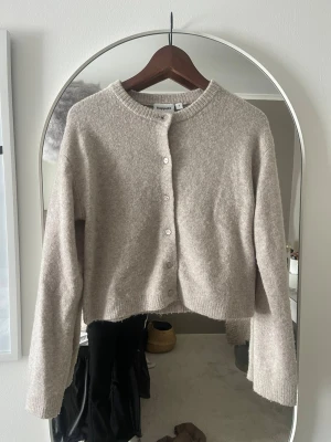 Beige kofta från Kappahl - Mysig beige kofta från Kappahl har använt den nån gång men inte ofta väldigt fin färg på den och jätte bra material 