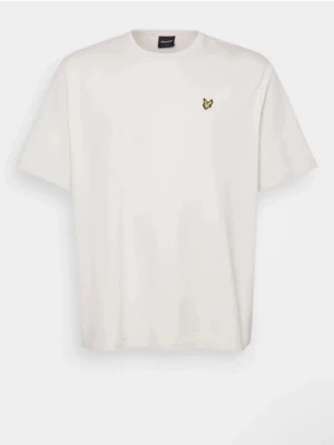 Vit t-shirt från Lyle & Scott - Klassisk vit t-shirt från Lyle & Scott med rund hals och korta ärmar. På bröstet sitter den ikoniska broderade gula örnen som ger en clean och stilren look. Tillverkad i mjuk bomull för skön komfort.