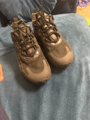 Svarta Nike Air Max sneakers - Snygga svarta Nike Air Max sneakers med chunky sula och sportig design. Skorna har mesh- och syntetmaterial, klassiska snörningar och diskret Nike-logga på hälen. Perfekta för dig som gillar streetwear och vill ha en stilren look.