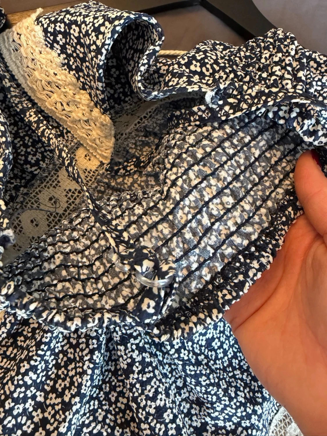 Blommig blå klänning med spetsdetaljer - 5